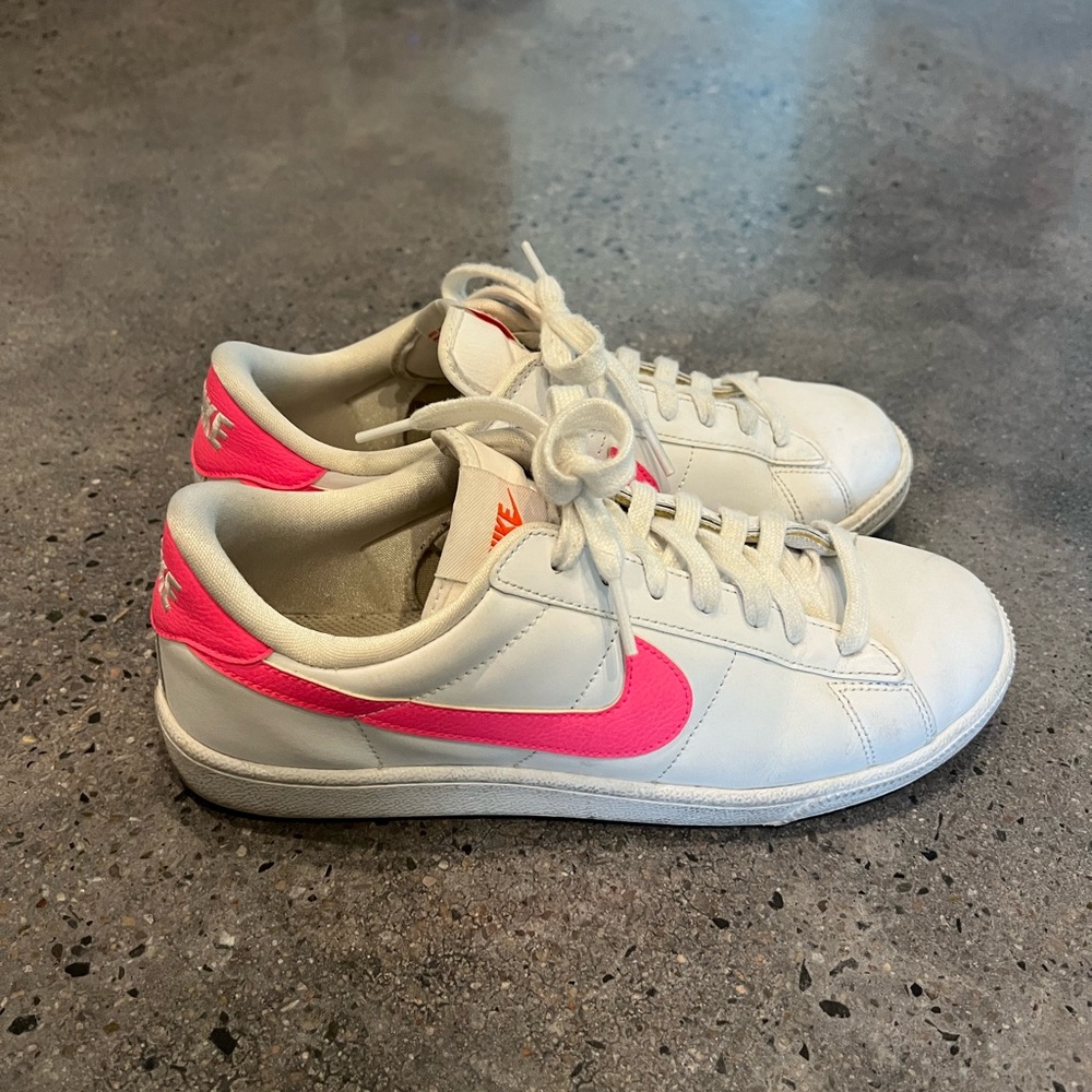 Womens pink and white Nike tennis shoes